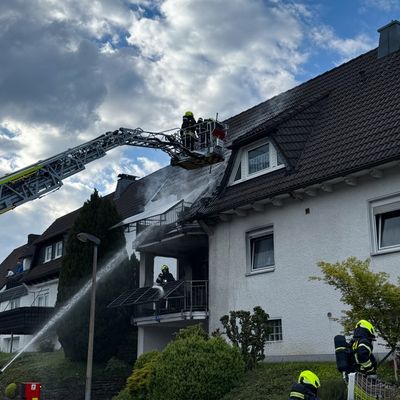 FW Wenden: Zimmerbrand in Wenden: Feuer greift von Balkon auf Wohnung und Dach über
