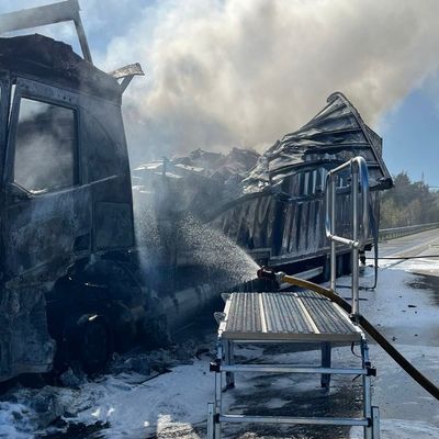 FW VG Asbach: LKW-Brand auf der A3 führt zu langem Rückstau / Unfall am Stauende