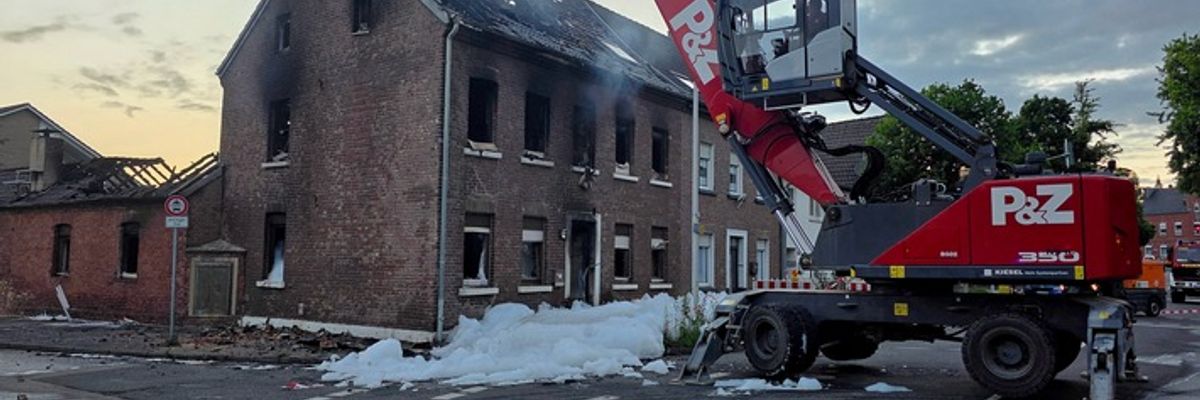 FW Grevenbroich: Feuerwehr Grevenbroich stundenlang bei Großbrand in Elsen im Einsatz