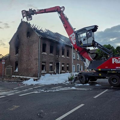 FW Grevenbroich: Feuerwehr Grevenbroich stundenlang bei Großbrand in Elsen im Einsatz
