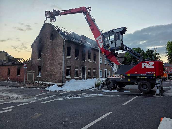 FW Grevenbroich: Feuerwehr Grevenbroich stundenlang bei Großbrand in Elsen im Einsatz