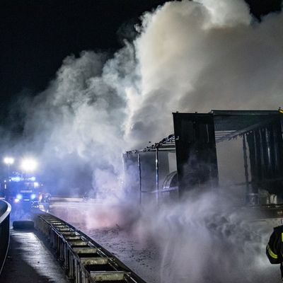 FW-MK: Brennender Sattelzug am Stenglingser Weg