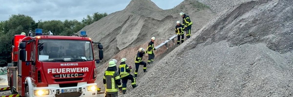 FW-AR: Löschzug Neheim trainiert Rettung mehrerer vermisster Personen - Drohnentechnik unterstützt Übung auf Firmengelände