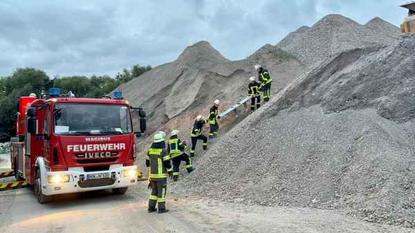 FW-AR: Löschzug Neheim trainiert Rettung mehrerer vermisster Personen - Drohnentechnik unterstützt Übung auf Firmengelände