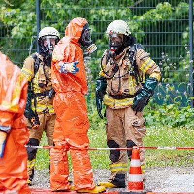 FW-GL: Ammoniakaustritt in Nebengebäude des Evangelischen Krankenhauses - Feuerwehr Bergisch Gladbach im Gefahrstoffeinsatz