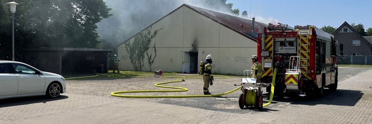FW Xanten: Brand in Asylunterkunft in Xanten - keine Verletzten, Gebäude unbewohnbar