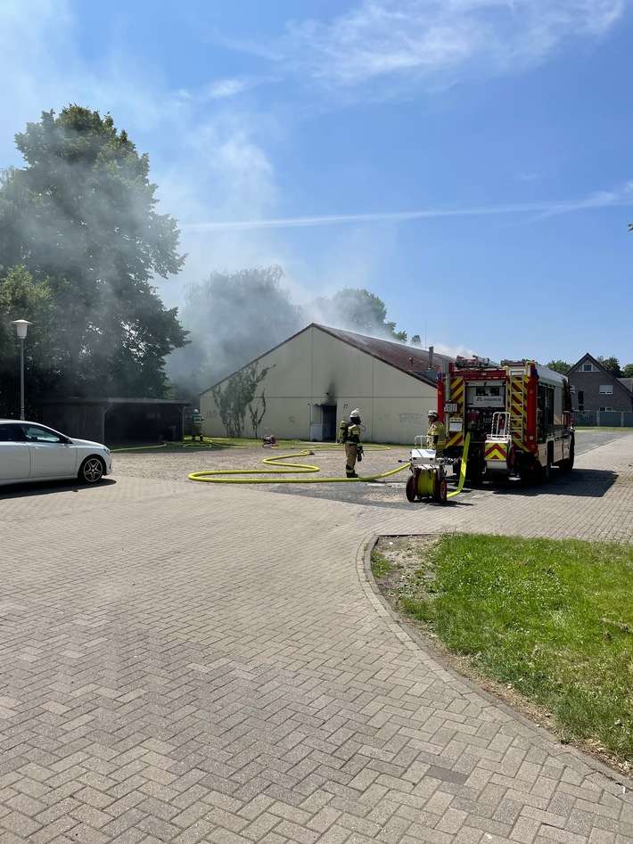 FW Xanten: Brand in Asylunterkunft in Xanten - keine Verletzten, Gebäude unbewohnbar
