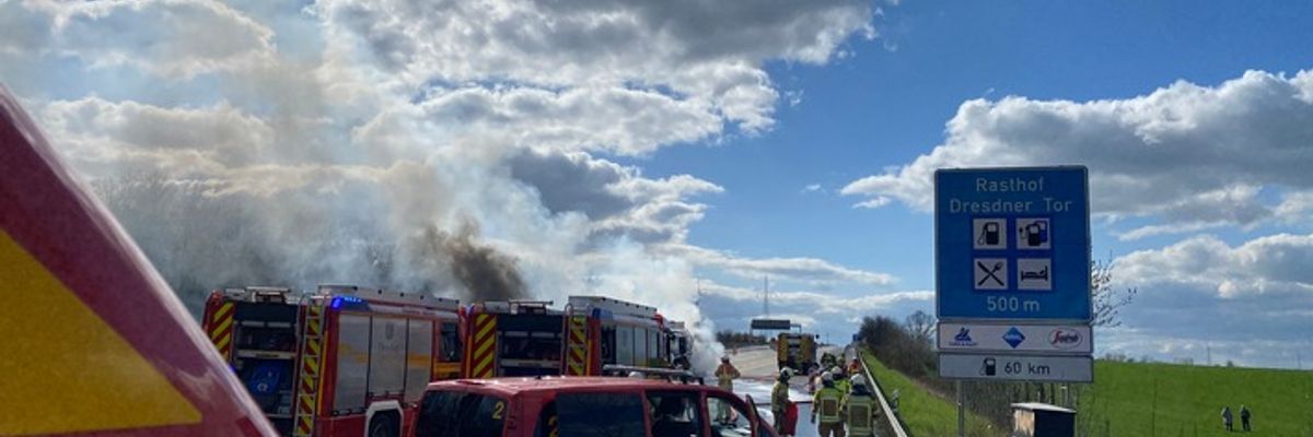 FW Dresden: LKW-Brand auf der A4 - beide Fahrtrichtungen voll gesperrt