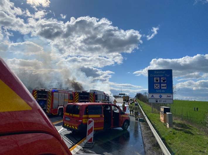 FW Dresden: LKW-Brand auf der A4 - beide Fahrtrichtungen voll gesperrt