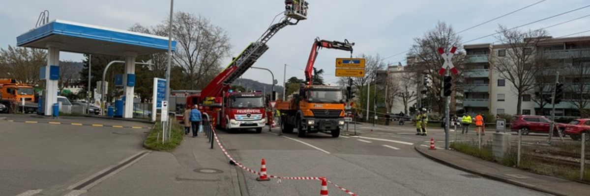 FW Weinheim: Schräger Ampelmast führt zu Einsatz an Straßenbahntrasse