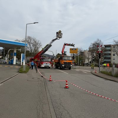 FW Weinheim: Schräger Ampelmast führt zu Einsatz an Straßenbahntrasse