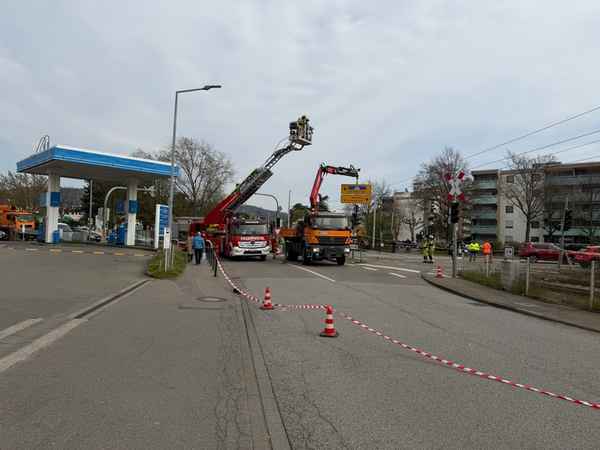 FW Weinheim: Schräger Ampelmast führt zu Einsatz an Straßenbahntrasse