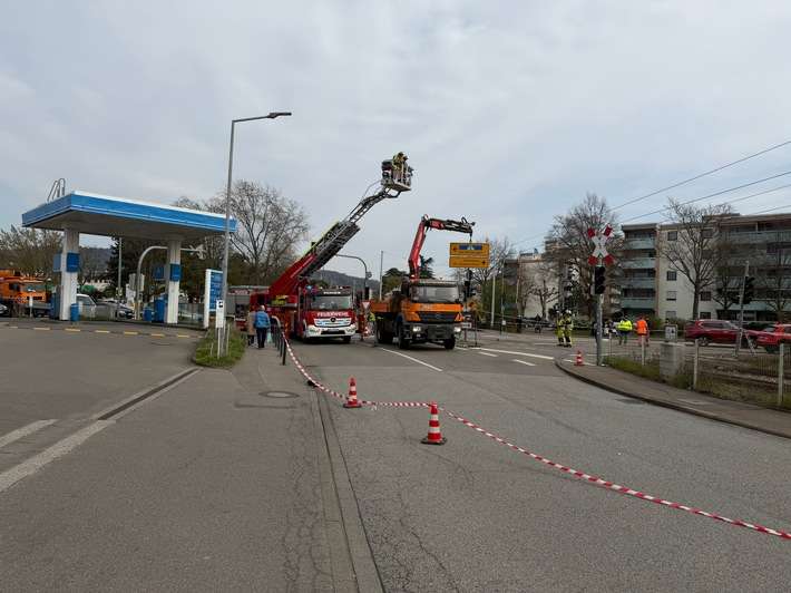 FW Weinheim: Schräger Ampelmast führt zu Einsatz an Straßenbahntrasse