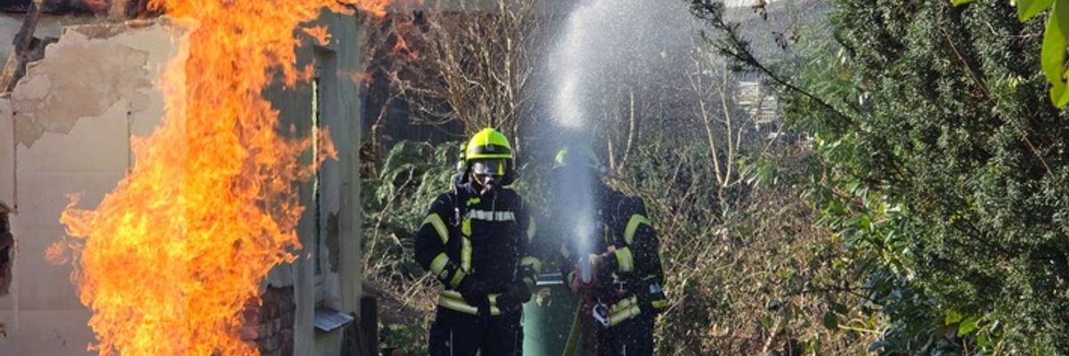 FW Bad Segeberg: Gasaustritt nach Beschädigung einer Gasleitung - Flammenbild sichbar