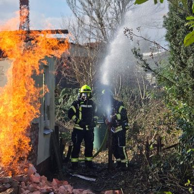 FW Bad Segeberg: Gasaustritt nach Beschädigung einer Gasleitung - Flammenbild sichbar