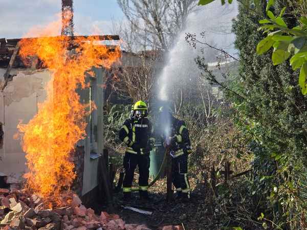 FW Bad Segeberg: Gasaustritt nach Beschädigung einer Gasleitung - Flammenbild sichbar