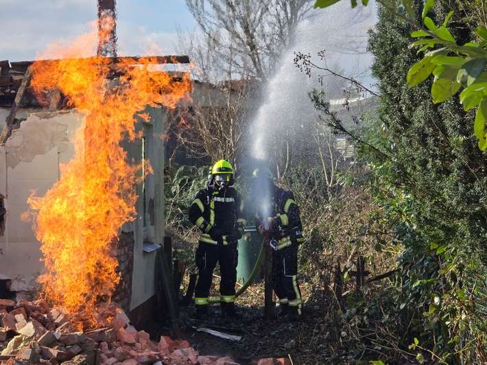 FW Bad Segeberg: Gasaustritt nach Beschädigung einer Gasleitung - Flammenbild sichbar