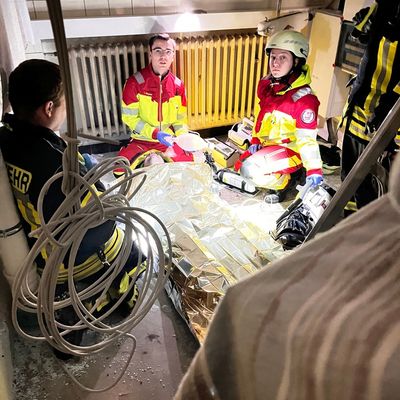 FW Beverungen: Gemeinsames Zirkeltraining stärkt Zusammenarbeit über Grenzen hinweg / Feuerwehren und Rettungsdienste aus dem Dreiländereck üben in Beverungen