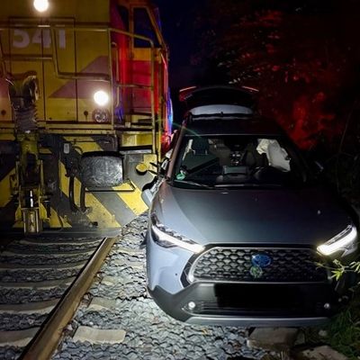 FW Ratingen: Verkehrsunfall auf dem Bahnübergang Auermühle: PKW von Bahn erfasst