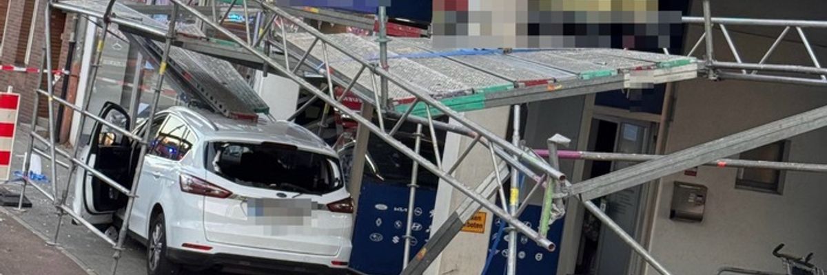 FW-OB: Verkehrsunfall mit beschädigtem Baugerüst sorgt für Einsatz der Feuerwehr