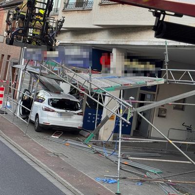 FW-OB: Verkehrsunfall mit beschädigtem Baugerüst sorgt für Einsatz der Feuerwehr