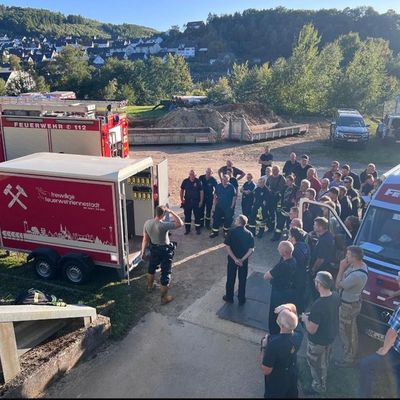 FW-OE: Feuerwehr Lennestadt übernimmt neuen Anhänger "Grubenrettung"