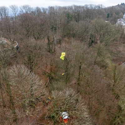 FW Porta Westfalica: 17.12.2025 - Barkhausen: Absturz Paragleiter / Person aus ca. 20m Höhe gerettet