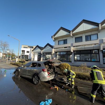 FW Königswinter: PKW-Brand in Königswinter - Ittenbach