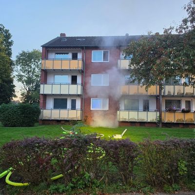 FW-RD: Kellerbrand in Rendsburg - Mehrere Menschen aus Mehrfamilienhaus gerettet