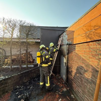 FW-WRN: Brennende Mülltonnen am Gebäude an der Selmer Landstraße