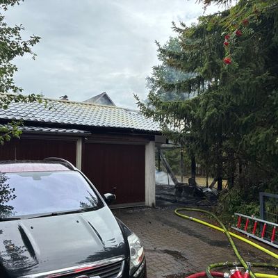 FW-PI: Halstenbek: Garagenbrand - Feuerwehr verhindert Übergreifen auf Nachbarhaus