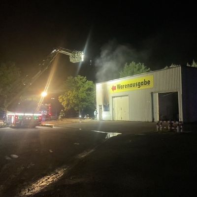 FW-DO: Werkstattbrand auf Möbelhausgelände Roller