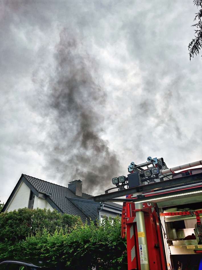 FW-NE: Kellerbrand in Reuschenberg | Haus teilweise unbewohnbar