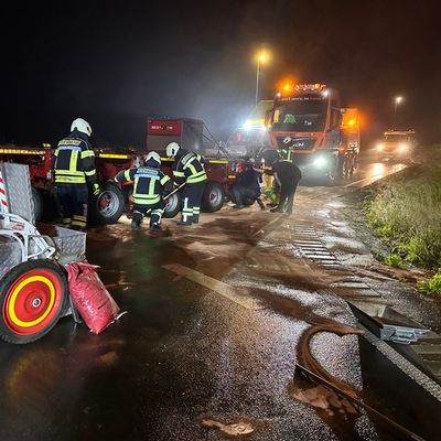 FW-EN: Schwerer Verkehrsunfall auf der BAB 43 & Umweltschutzeinsatz durch Hydraulikproblem an Schwertransporter