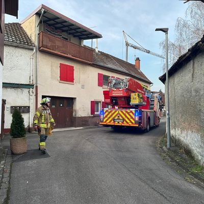 FW Weinheim: Gemeldeter Kaminbrand in der Rosengasse