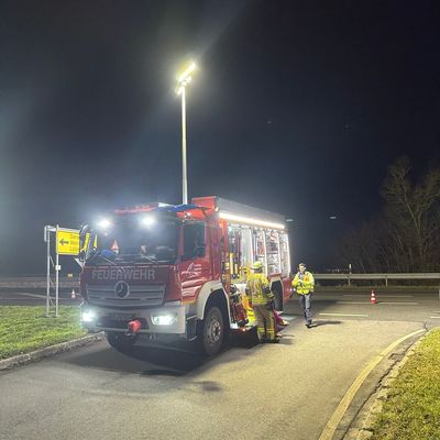 FW Weinheim: Schwerer Verkehrsunfall an der B3 Abfahrt Lützelsachsen. Drei Verletzte nach Zusammenstoß zweier Pkw.