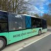FW-DT: Unfall zweier Linienbusse - Feuerwehr sichert zerstörte Seitenscheiben