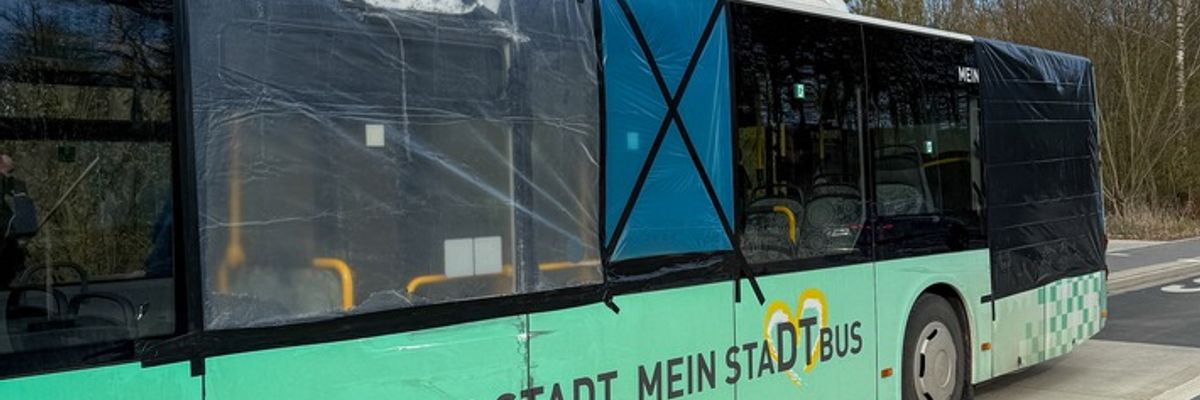 FW-DT: Unfall zweier Linienbusse - Feuerwehr sichert zerstörte Seitenscheiben