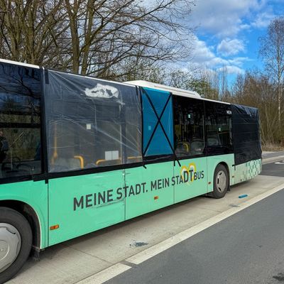 FW-DT: Unfall zweier Linienbusse - Feuerwehr sichert zerstörte Seitenscheiben