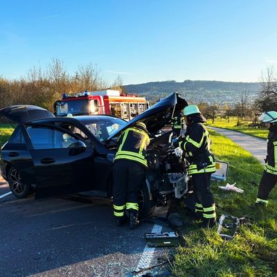 KFV Bodenseekreis: Zwei Verletzte nach Frontalzusammenstoß auf B33 bei Markdorf