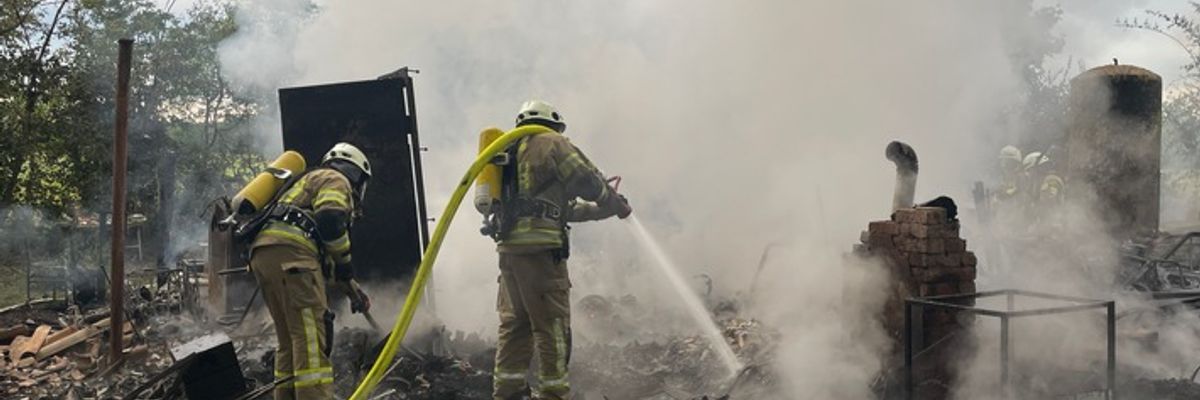 FW Lehrte: Laubenbrand im Wald bei Grafhorn