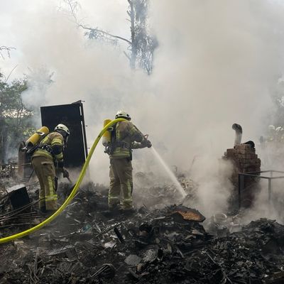 FW Lehrte: Laubenbrand im Wald bei Grafhorn