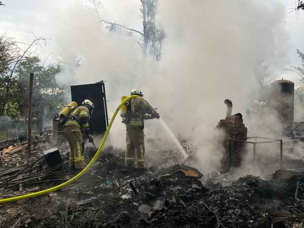 FW Lehrte: Laubenbrand im Wald bei Grafhorn