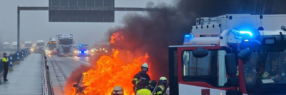 FW-NE: Pkw-Brand auf der Fleher Brücke | Keine Verletzten