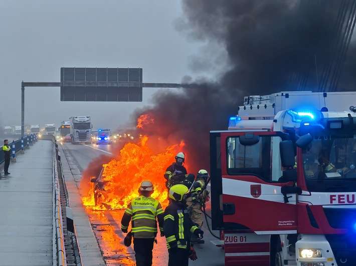 FW-NE: Pkw-Brand auf der Fleher Brücke | Keine Verletzten