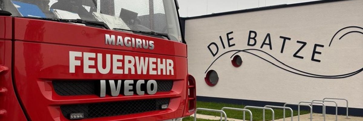 FW Beverungen: Feuerwehr Beverungen übt den Ernstfall im Freibad / Atemschutzträger trainieren unter realistischen Bedingungen