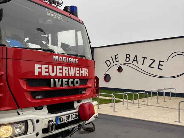 FW Beverungen: Feuerwehr Beverungen übt den Ernstfall im Freibad / Atemschutzträger trainieren unter realistischen Bedingungen