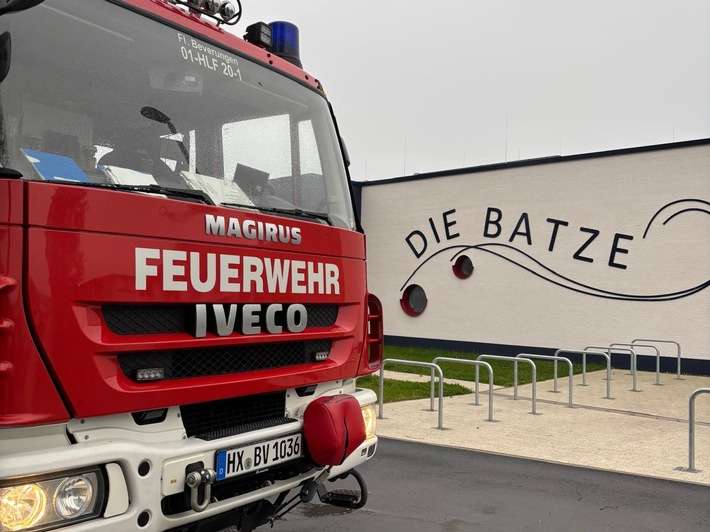 FW Beverungen: Feuerwehr Beverungen übt den Ernstfall im Freibad / Atemschutzträger trainieren unter realistischen Bedingungen