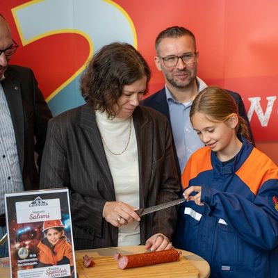 FW-LFVSH: Die Feuerwehr-Salami ist zurück: EDEKA Nordwest unterstützt den Feuerwehrnachwuchs