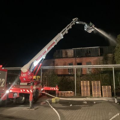FW-DO: Starke Rauchentwicklung aus einer Lagerhalle - Feuer in einer ehemaligen Ziegelei